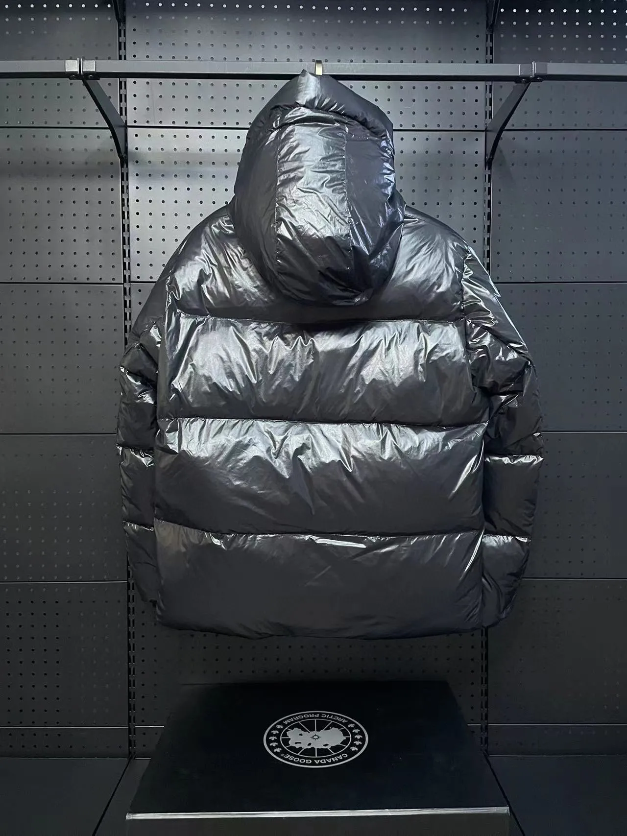 P780 Black Black Label Top Version 𝘾𝘼𝙉𝘼𝘿𝘼 𝙂𝙊𝙊𝙎𝙀/Canada Goose 2023 Limited New Crofton Puff Down Jacket Pure Guangzhou Inspection 95 White Duck Down Filling‼  Top version, ceiling level‼ Crofton soft bread, the latest style in 2023, has a cold protection effect of up to level 4. It is made of recycled Feather-Light tear-resistant fabric. It is ultra-light and has no weight on the upper body at all! The unique black label highlights your temperament‼  Canada Goose, a Canadian brand, has always been recognized as the warmest down jacket. Various Instagram celebrities, Internet celebrities, and celebrities often wear it for street photos. I do Canada Goose every year, but I still can’t get rid of my love for geese. No matter how cold the winter is, there is no need to be afraid, because there are geese! Filled with 80% white duck down, Canada Goose is the legendary warmest down jacket and is known as a must-have for Arctic outdoor sports! The most popular down jacket in the world, celebrities are rushing to buy it, it is a must-have! Same style for men and women Size: S-XXL